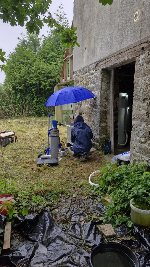 Intervention de chantier au pied d’une maison en pierre