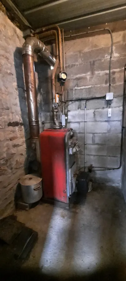 Équipement de chauffage rouge avec conduit de fumée dans une chaufferie