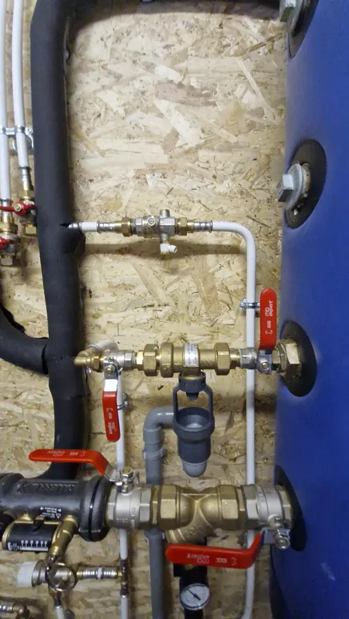 Raccordements hydrauliques avec vannes et tuyauteries isolées