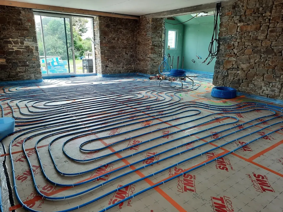 Pose des boucles d’un plancher chauffant dans une maison en rénovation